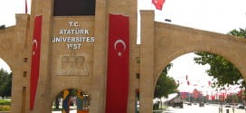 Atatürk Üniversitesi 2.Üniversite Diploması Sahibi Nasıl Olunur ? Atatürk Üniversitesi 2.Üniversite Diploması Sahibi Nasıl Olunur? Herhangi bir yükseköğretim kurumunun ön lisans veya lisans programlarında eğitimlerini sürdüren öğrencilerin veya herhangi bir yükseköğretim kurumunun ön lisans veya lisans programlarından mezun olan kişilerin açık öğretim sistemi ile üniversite sınavına girmeksizin ikinci bir üniversite diplomasına sahip olabilmesi mümkün. Halihazırda eğitimlerini sürdürdükleri ya da mezun oldukları programların dışında herhangi bir programa sınavsız kayıt yaptırabilme hakkı tanıyan bu sistem ikinci üniversite olarak tanımlanıyor.