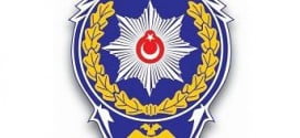 Polis Memuru Nasıl Olunur ? Polis Memuru Nasıl Olunur ? Polis Memurları Emniyet teşkilatı içinde bulunan rütbesiz kolluk kuvvetleridir. Polis memuru olmak için iki yol bulunmaktadır. Birinci yol Lise mezunları için Polis Meslek Yüksekokullarından mezun olmaktır. Diğer yol ise Üniversite mezunlarının belli bir eğitimden geçerekpolis memuru olmasıdır.